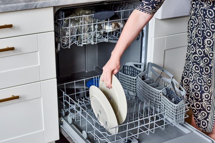 ماشین ظرفشویی در آشپزخانه همیشه تمیز