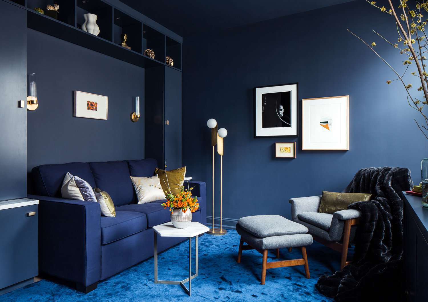 اتاق پذیرایی آبی کوچک و تک رنگ