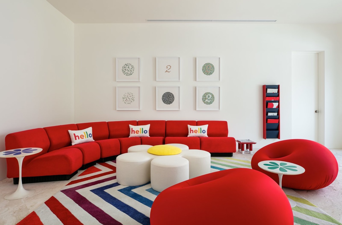 طراحی دکوراسیون اتاق نشیمن قرمز